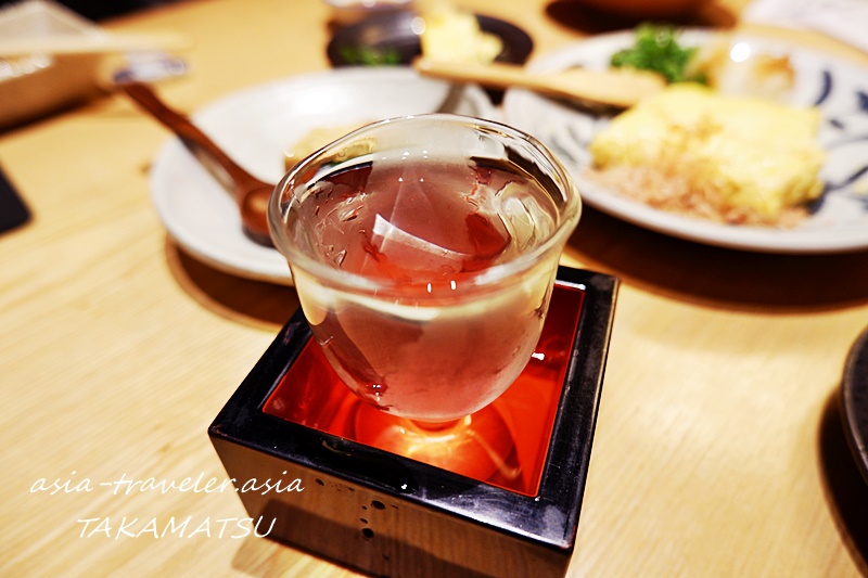 高松・徳市の川鶴讃美純米無濾過生を枡で提供