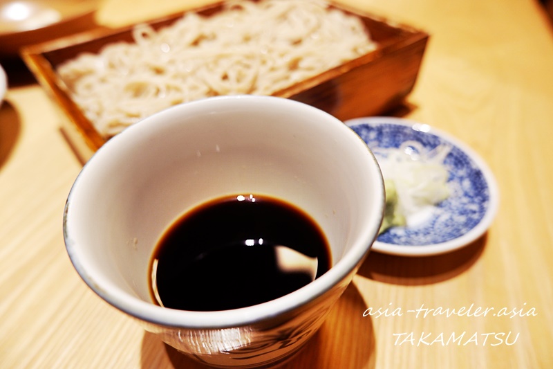 高松・徳市のもりそばとつゆ猪口アップ