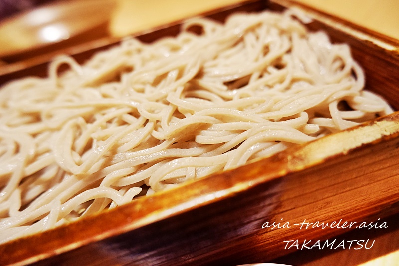 徳市のもりそばが木製せいろに盛られた一皿