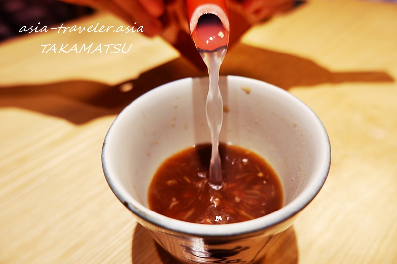 高松・徳市の蕎麦湯を猪口に注ぐ瞬間