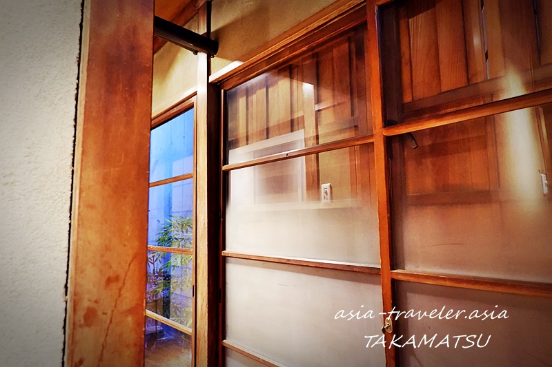 徳市の古民家風木枠ガラス戸と趣ある玄関