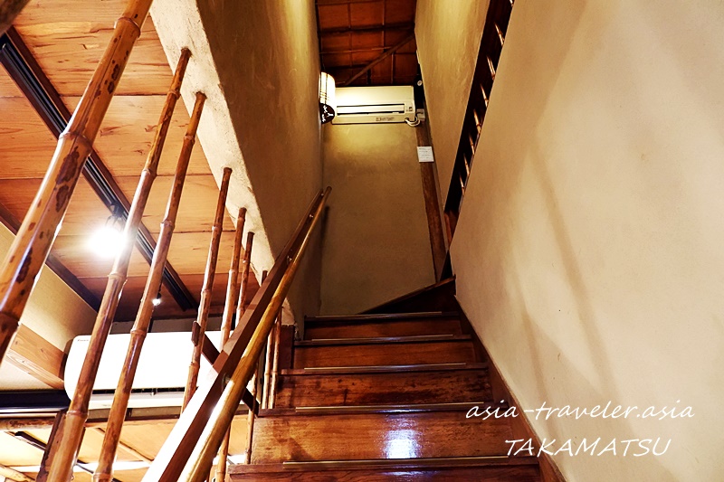 徳市の竹の手すりが特徴的な木製階段