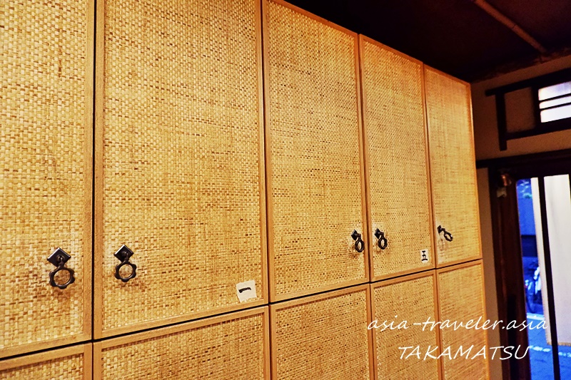 高松・徳市の玄関に並ぶ編み模様の下足ロッカー