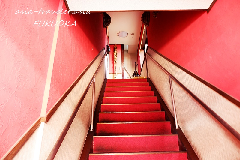 ナングロガル福岡2階へ続く赤い階段