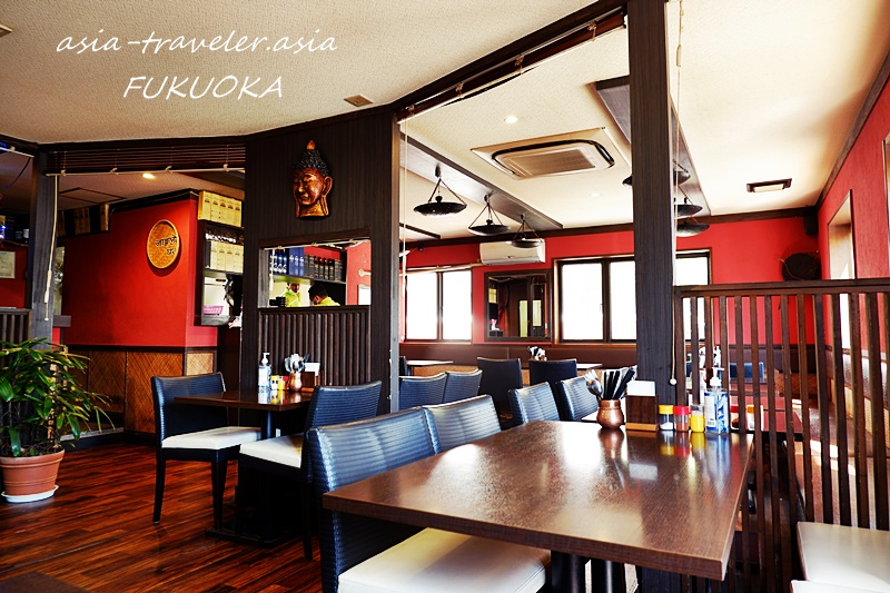 ナングロガル福岡の赤い壁と仏頭飾りが印象的な店内