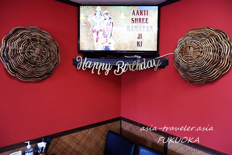 ナングロガル福岡の赤い壁とHappy Birthday装飾が映えるインテリア