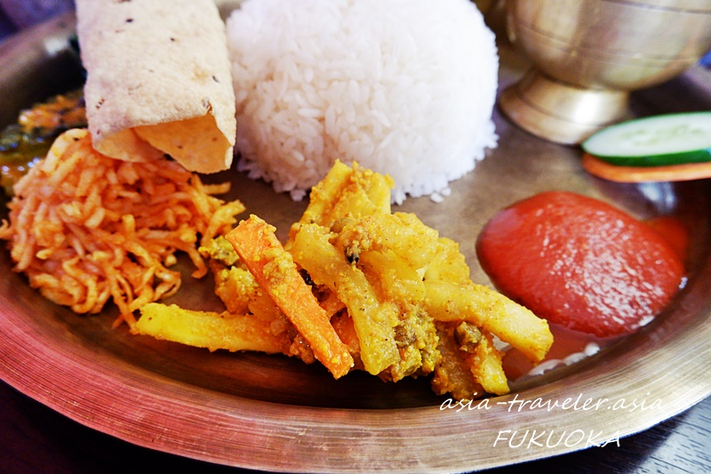 ナングロガル福岡のネパール定食ダルバートとパパド