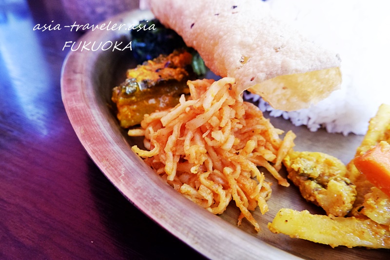 ナングロガル福岡のネワール料理ワンプレートに並ぶ切干大根風おかずとパパド