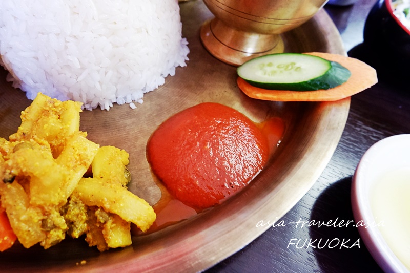 福岡ナングロガルのダルバートにのったトマト漬物ゴルベラコアチャール