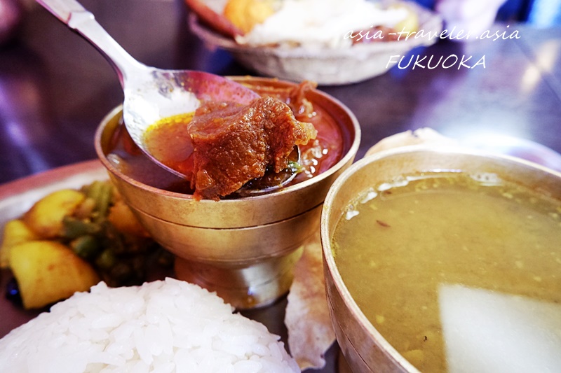 福岡ナングロガルの激辛ラムカレーをスプーンですくうアップ