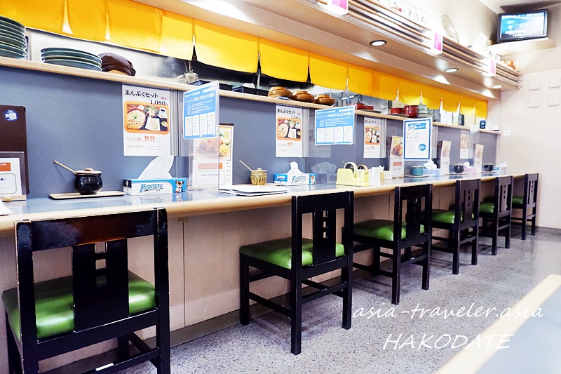 函館とんき大門店のカウンター席が並ぶ清潔な店内