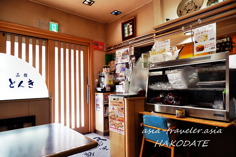 函館とんき大門店の清潔感ある店内とショーケース