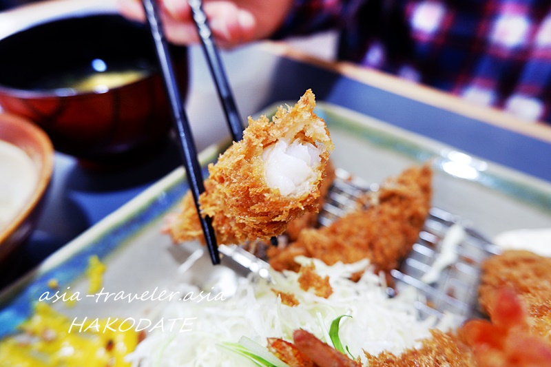 函館とんきのヒレカツを箸でつまむ断面アップ