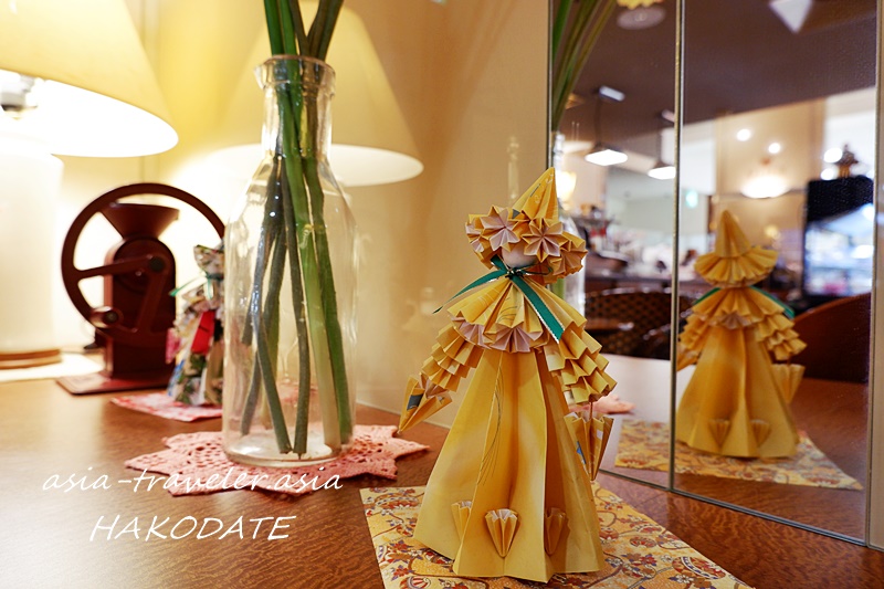喫茶ジョリー店内に飾られた繊細な折り紙人形
