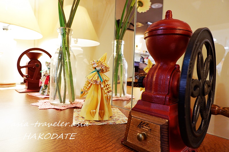 函館・喫茶ジョリーのアンティーク手動コーヒーミルと折り紙飾り