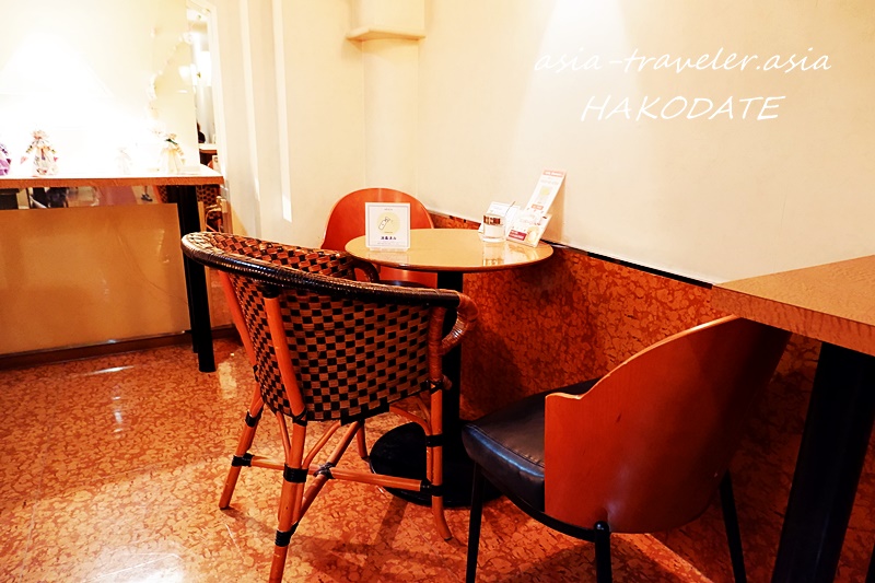 喫茶ジョリーの落ち着いた雰囲気のテーブル席