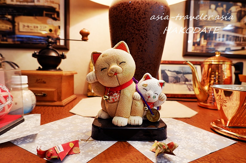 函館・喫茶ジョリーの店内に飾られた招き猫の置物