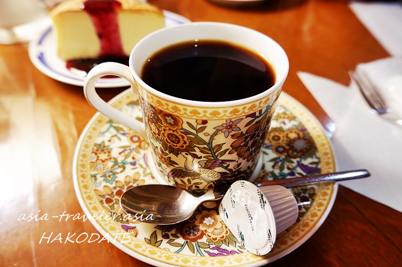 喫茶ジョリーの花柄カップに注がれたホワイトマウンテン