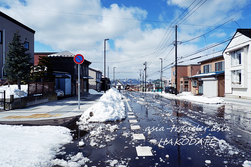 函館・船見坂周辺の雪解け残る住宅街の道路