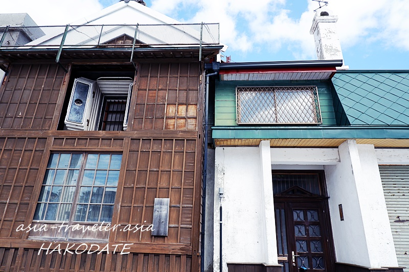 函館の木造和風建築と洋風建物が隣接する街並み