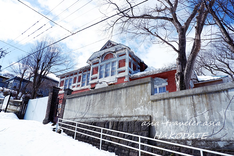 函館・旧ロシア領事館の赤レンガ外観と雪景色