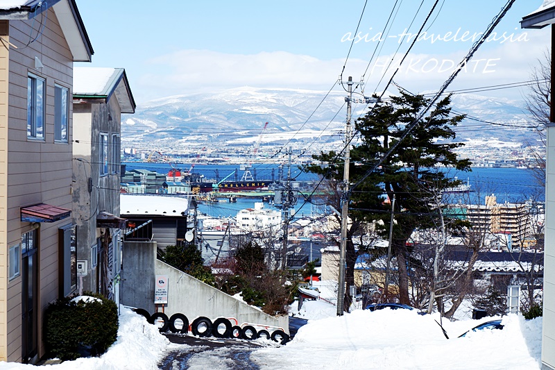 函館の急坂から望む雪景色と港の眺め