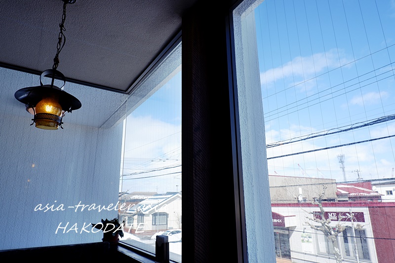 レストランヨシヤ2階席の窓から見える函館の青空と街並み