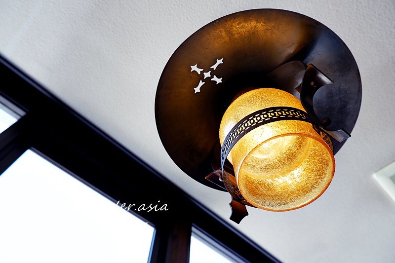 レストランヨシヤ店内の昭和レトロなアンティーク照明