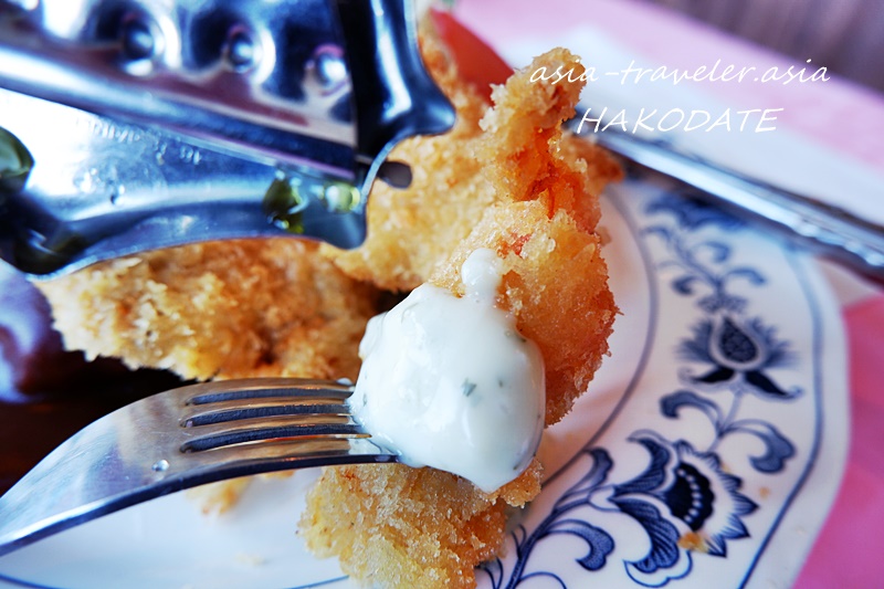 函館レストランヨシヤの巨大海老フライにタルタルソースをつけてフォークで持ち上げた瞬間