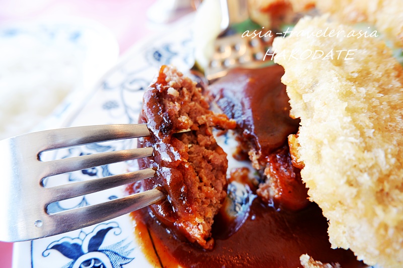 函館レストランヨシヤのハンバーグをフォークで切った断面