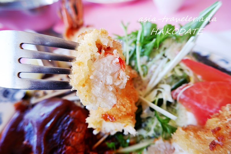 函館レストランヨシヤの巨大海老フライをフォークで割った断面