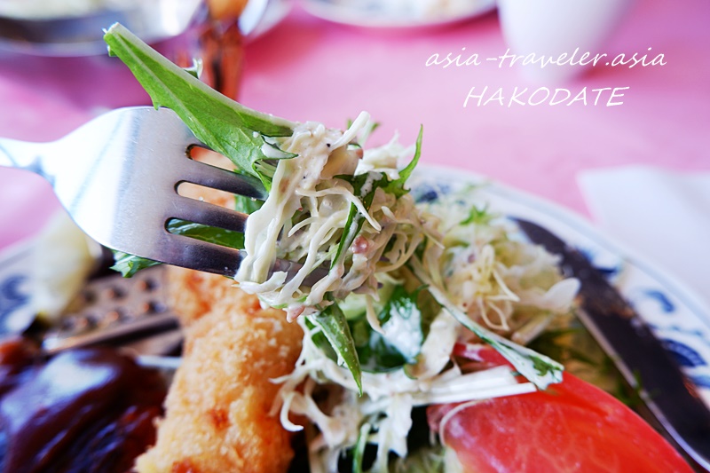 フォークに乗せたヨシヤのコールスローサラダ