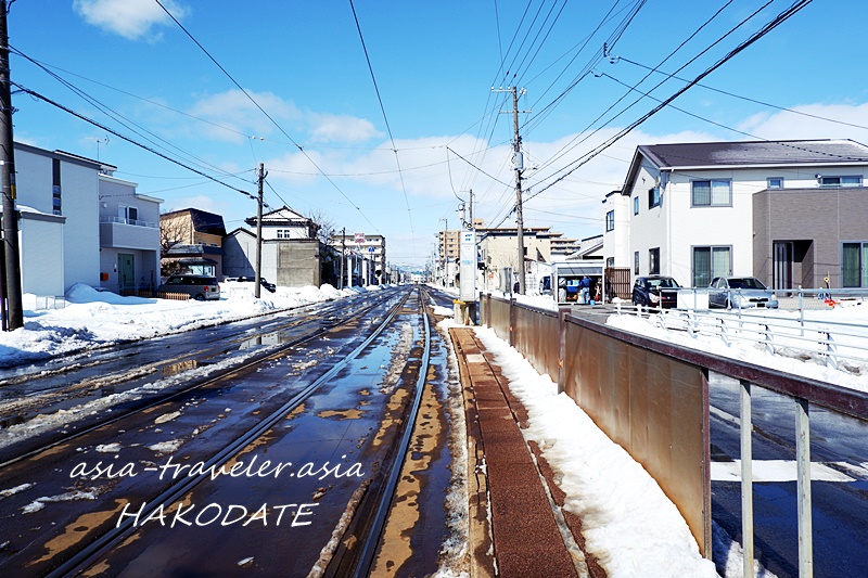函館市電の線路沿い雪景色と住宅街