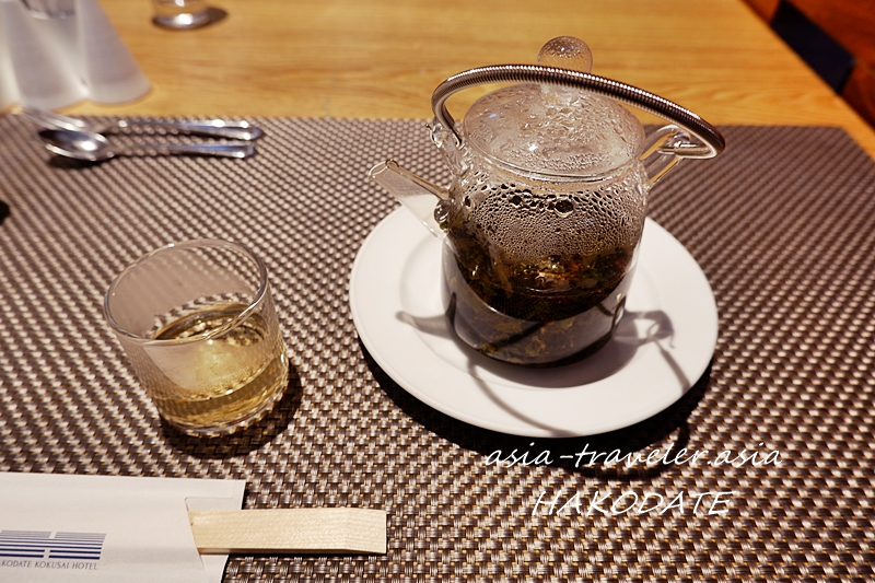 函館国際ホテル・アゼリアの中国茶ポットとグラスの提供スタイル