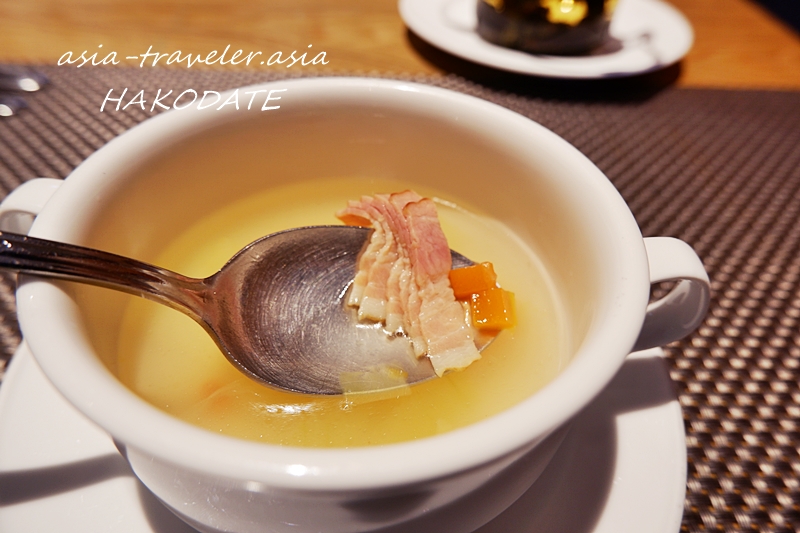 函館アゼリアのベーコン入りスープとスプーン