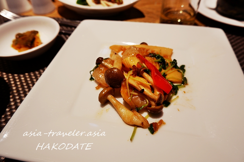 函館アゼリアの茸と野菜の中華炒め料理