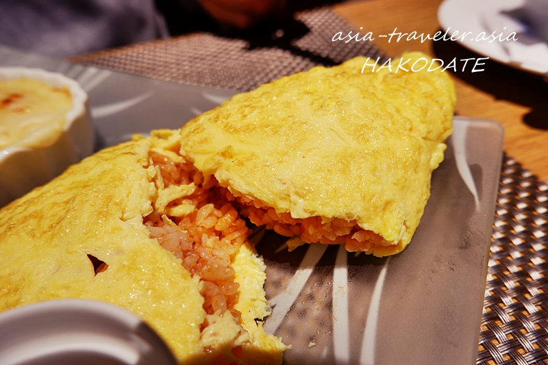 函館アゼリアのトマトチキンライス入りオムライス断面