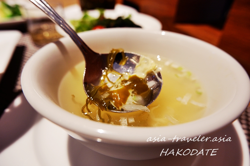 函館アゼリアのがごめ昆布入りスープをレンゲですくうアップ