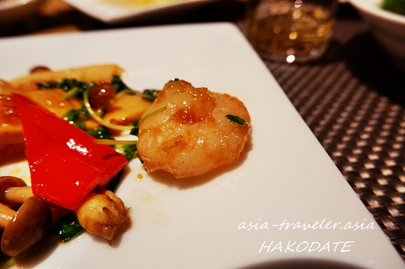 函館アゼリアの海老と豆苗の醤油炒めアップ