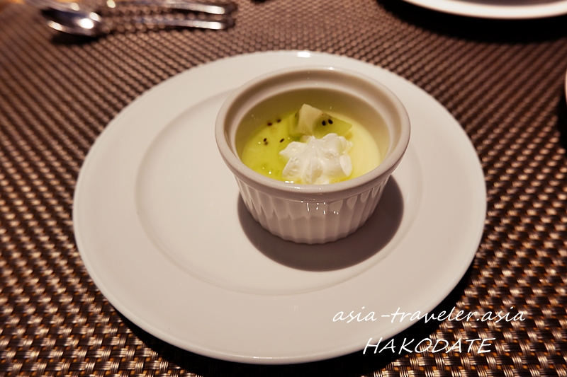 函館アゼリアのキウイプリンとホイップクリーム