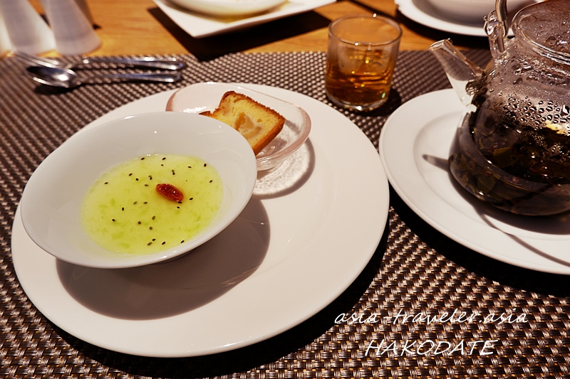 キウイソースがけ杏仁豆腐とパンのデザートセット・アゼリア