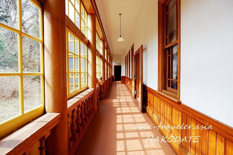 旧函館区公会堂の木造廊下に差し込む格子状の光