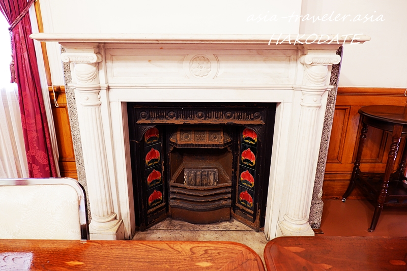 旧函館区公会堂の白大理石製クラシック暖炉