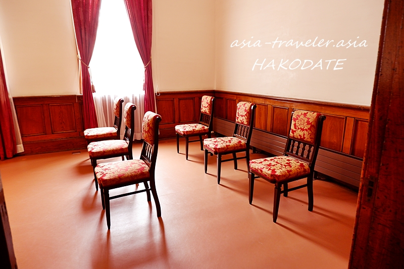 旧函館区公会堂の花柄椅子が並ぶレトロな洋室内部