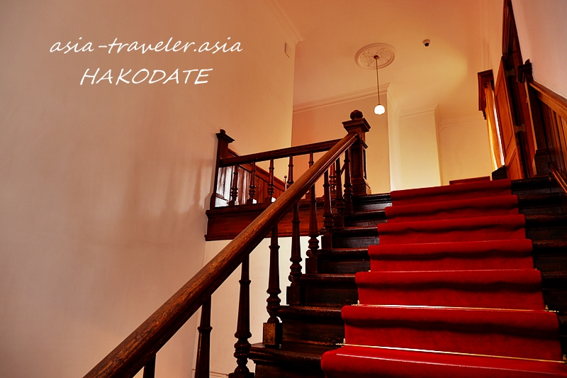 旧函館区公会堂の赤いカーペットが映える木製階段