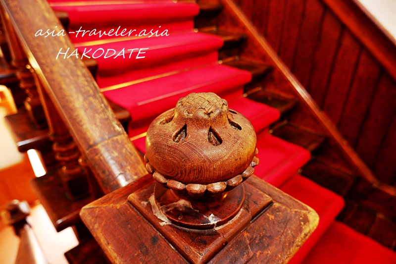 旧函館区公会堂の赤絨毯階段と木製装飾彫刻