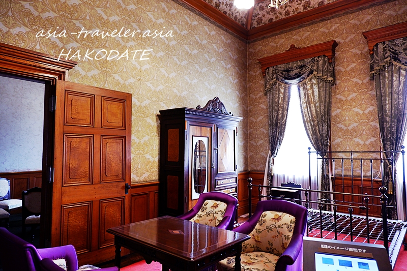 旧函館区公会堂の御寝室・紫のアームチェアと木製家具