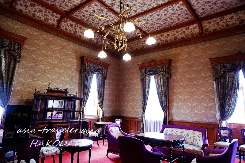 旧函館区公会堂の御座所・金色壁紙と紫のソファが並ぶ優雅な応接室