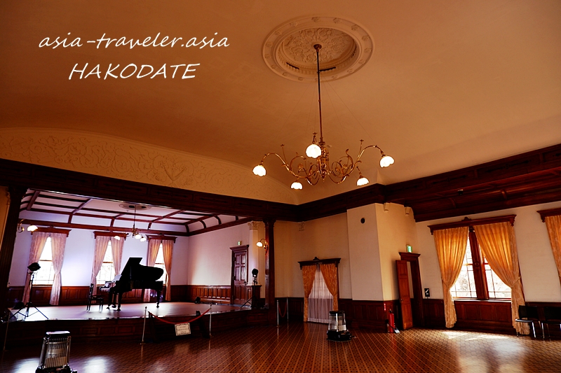 旧函館区公会堂の大広間とグランドピアノ