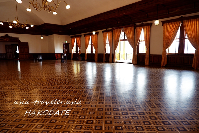 旧函館区公会堂の広大な大広間と幾何学模様の床